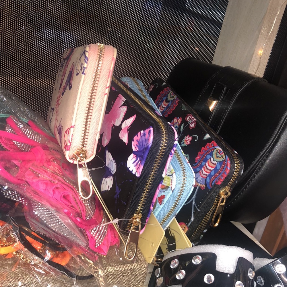 Wallets 1 in this style remains
